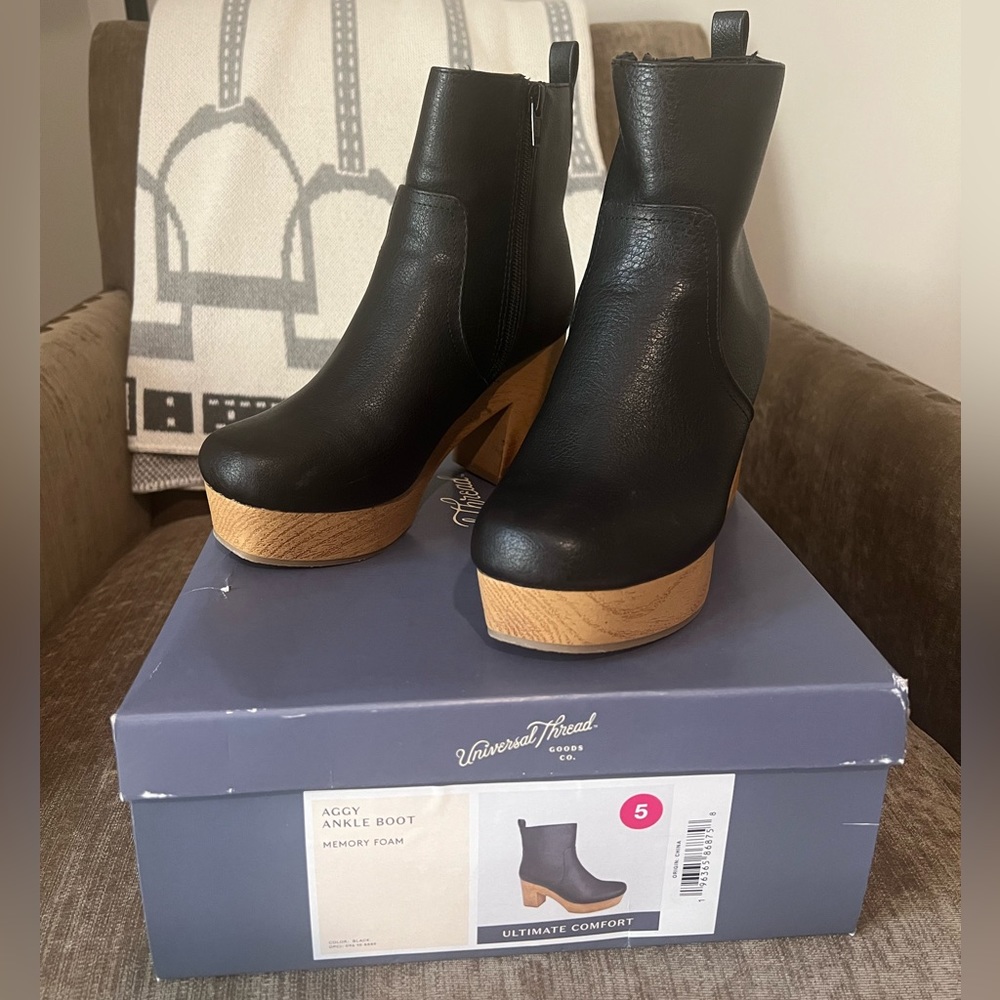 Universal Thread Aggy ankle platform boots size 5m